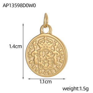 Colgante redondo de acero dorado con relieve de cruz y corazón y medidas detalladas