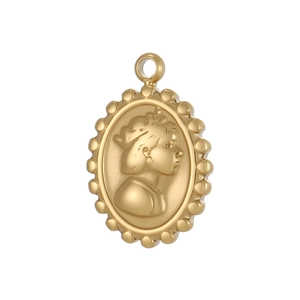 Colgante ovalado dorado con relieve de moneda antigua y retrato de mujer grabado