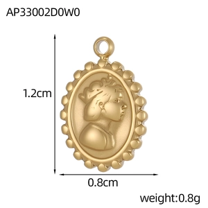 Detalle de colgante ovalado con relieve dorado de 1,2 cm de alto y 0,8 cm de ancho