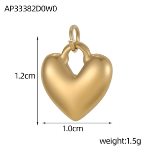 Foto macro de colgante de corazón dorado con medidas 1,2cm x 1,0cm y peso 1,5g