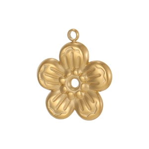 Primer plano de un colgante de flor de cinco pétalos chapado en oro con textura y anilla