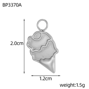 Makro-Detail eines polierten Eistüten-Anhängers in Silber mit 2,0 cm Höhe und Texturen
