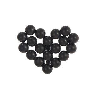 Detalle de una pinza para el cabello de corazón con cuentas redondas negras pulidas