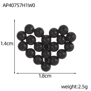Vista detallada de un dije de corazón con cuentas negras de 1,4 cm por 1,8 cm para joyería