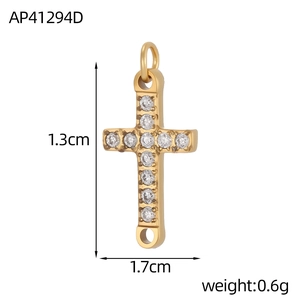 Colgante de cruz dorada con incrustaciones de circón y dimensiones de 1,7 cm de ancho