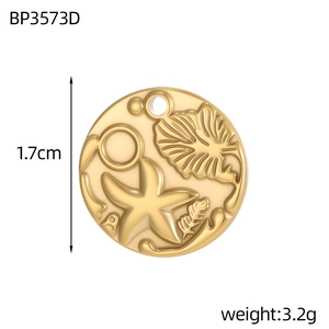 Detail eines 1,7 cm goldenen Edelstahl-Sonnenanhängers mit Seestern und tropischem Blatt