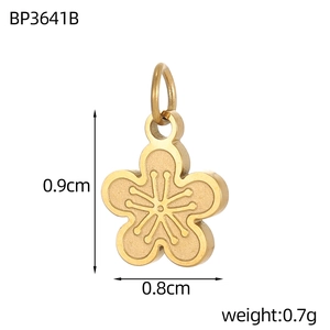 Makroaufnahme von Gold-Edelstahl-Pflaumenblüten-Anhänger mit Größenmessungen im Detail
