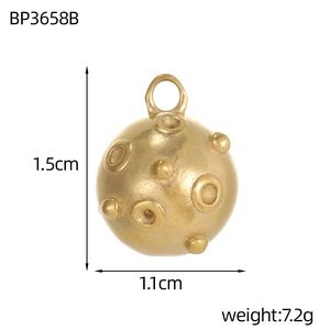 Detailansicht eines Goldanhängers mit Maßen 1,5cm x 1,1cm und Gewicht von 7,2g