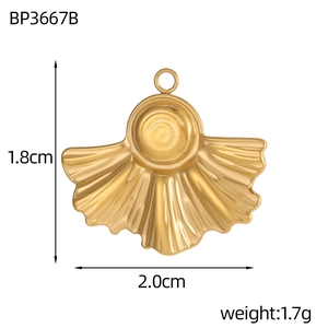 Detailansicht goldener Sonnenfächer-Anhänger mit Maßen von 1,8cm Höhe und 2,0cm Breite