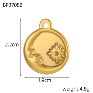 Makroansicht des gravierten Sonnen-Mond-Anhängers in Gold, 2,2 cm groß und 4,8 g schwer