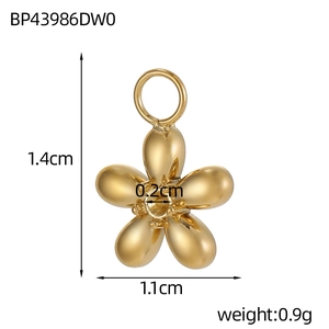 Golden five-petal flower pendant with 1.4cm height and 1.1cm width dimensions