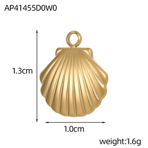 Makro-Detail des goldenen Muschelanhängers mit Maßen 1,3 cm x 1,0 cm und 1,6 g Gewicht