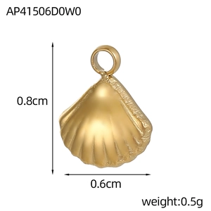 Detailansicht eines 0,8 cm goldenen Muschelanhängers mit Gewichts- und Maßangaben