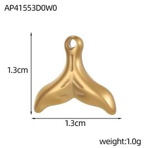Makro-Detail des Goldwalflossen-Anhängers mit 1,3cm Abmessungen und 1,0g Gewicht