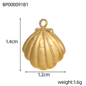 Detailansicht eines goldenen Muschelanhängers mit Maßen von 1,4 cm Höhe und 1,2 cm Breite