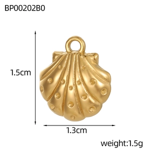 Goldener Muschelanhänger mit Maßen 1,5cm x 1,3cm und radialer Texturverzierung