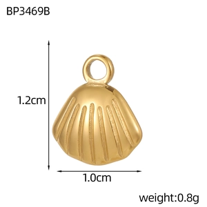 Makro-Detail des goldenen Muschel-Anhängers mit 1,2 cm Höhe und 1,0 cm Breite Maßen