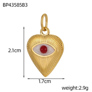 Detailansicht eines goldenen Herzanhängers mit bösem Auge, Maße 2,1 cm und 1,7 cm