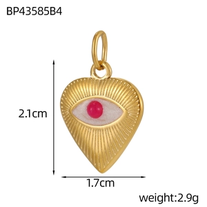 Detailansicht eines goldenen Herzanhängers mit bösem Blick, Größe 2,1 cm x 1,7 cm
