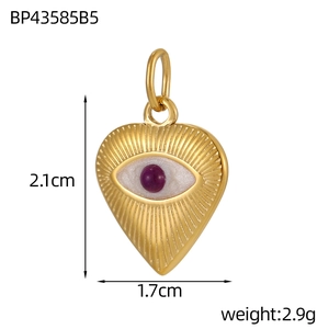Makroansicht Herzanhänger mit bösem Blick zeigt 2,1 cm Höhe und 1,7 cm Breite Maße
