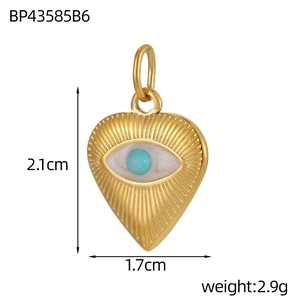 Detailansicht herzförmiger Evil Eye Anhänger in Gold mit Türkis-Stein-Verzierung