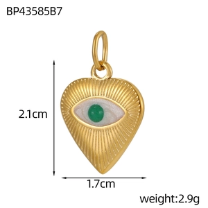 Goldener Herzanhänger mit Evil-Eye-Detail und gravierter Strahlen-Textur