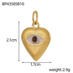 Detailansicht eines Herzanhängers mit bösem Blick, Höhe 2,1 cm und Breite 1,7 cm