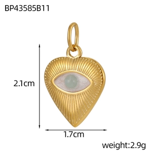 Detailansicht der Größe des herzförmigen Evil-Eye-Anhängers in Gold mit Abmessungen