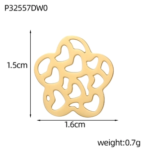 Détail du pendentif fleur évidée dorée de 1,6 cm avec dimensions et poids précis