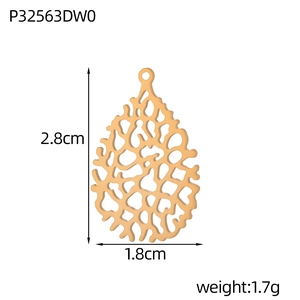 Détail du pendentif géométrique doré ajouré avec dimensions 2,8cm par 1,8cm et poids 1,7g