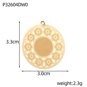Vue détaillée d'un pendentif fleur évidé de 3,3 cm en acier inoxydable doré brillant