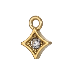 Macro di un ciondolo a forma di rombo placcato oro 18k con pietra di zircone chiara