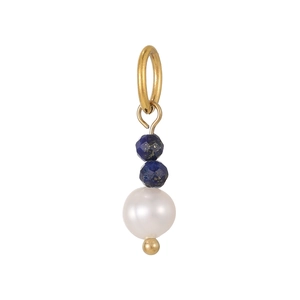 Detail van gouden oorbel met blauwe lapis lazuli kralen en een witte parel
