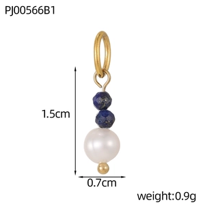 Detail van een roestvrijstalen gouden hanger met twee blauwe lapis en een witte parel