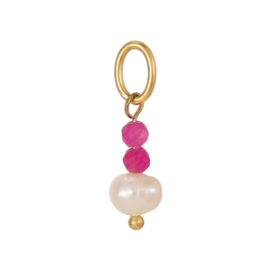Detail van barokke parelhanger met roze gefacetteerde kralen en gouden ring