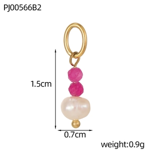 Detail van roze steen en parel hanger met afmetingen 1,5 cm bij 0,7 cm op witte achtergrond