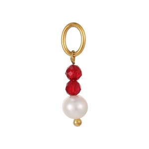 Detail van elegante parelhanger met gefacetteerde rode kralen op een gouden ring