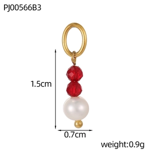 Detailweergave van de hanger met rode kristallen kralen en witte parel, 1,5 cm lang
