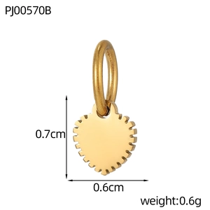 Vue détaillée d'un petit pendentif cœur doré avec dimensions 0.7cm et poids 0.6g