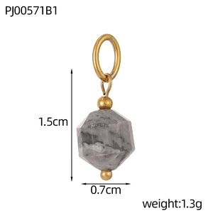 Detailweergave van een geometrische grijze natuurstenen hanger met gouden metalen ringetje