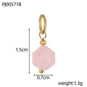 Detailopname van roze kristallen hanger met goudlaag en afmetingen van de geslepen steen