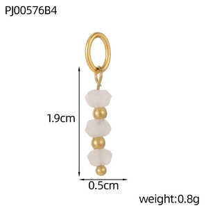 Gedetailleerd beeld van een 1,9 cm gouden hanger met gefacetteerde witte natuurstenen