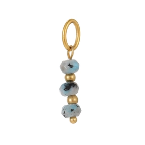 Minimalistische hanger van natuursteen met gouden accenten op een witte achtergrond