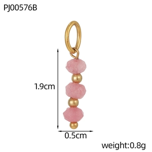 Detailweergave van roze stenen kralenhanger met maten 1,9cm x 0,5cm en 0,8g gewicht