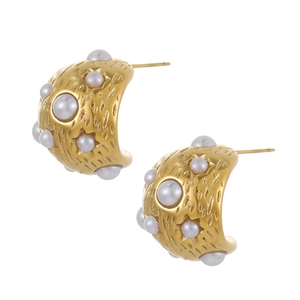 Vintage C-shaped gold-plated hoop earrings with pearls and hammered texture