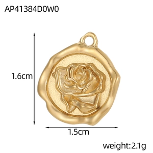 Detalle del colgante de rosa dorada de 1,6x1,5cm que muestra dimensiones y peso de 2,1g
