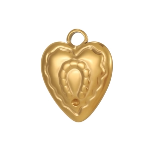 Gouden hartvormige hanger met reliëfpatroon en gepolijste roestvrijstalen afwerking