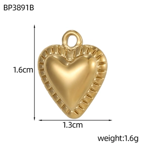 Gedetailleerd overzicht van gouden hartvormige hanger met 1,6cm hoogte en textuurrand