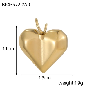Macro-opname van gouden hartvormige roestvrijstalen hanger, afmetingen 1,1x1,3cm