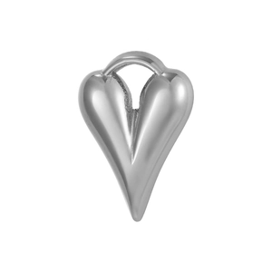 Detailweergave van een zilveren hartvormige hanger met 3D-textuur en ophangring